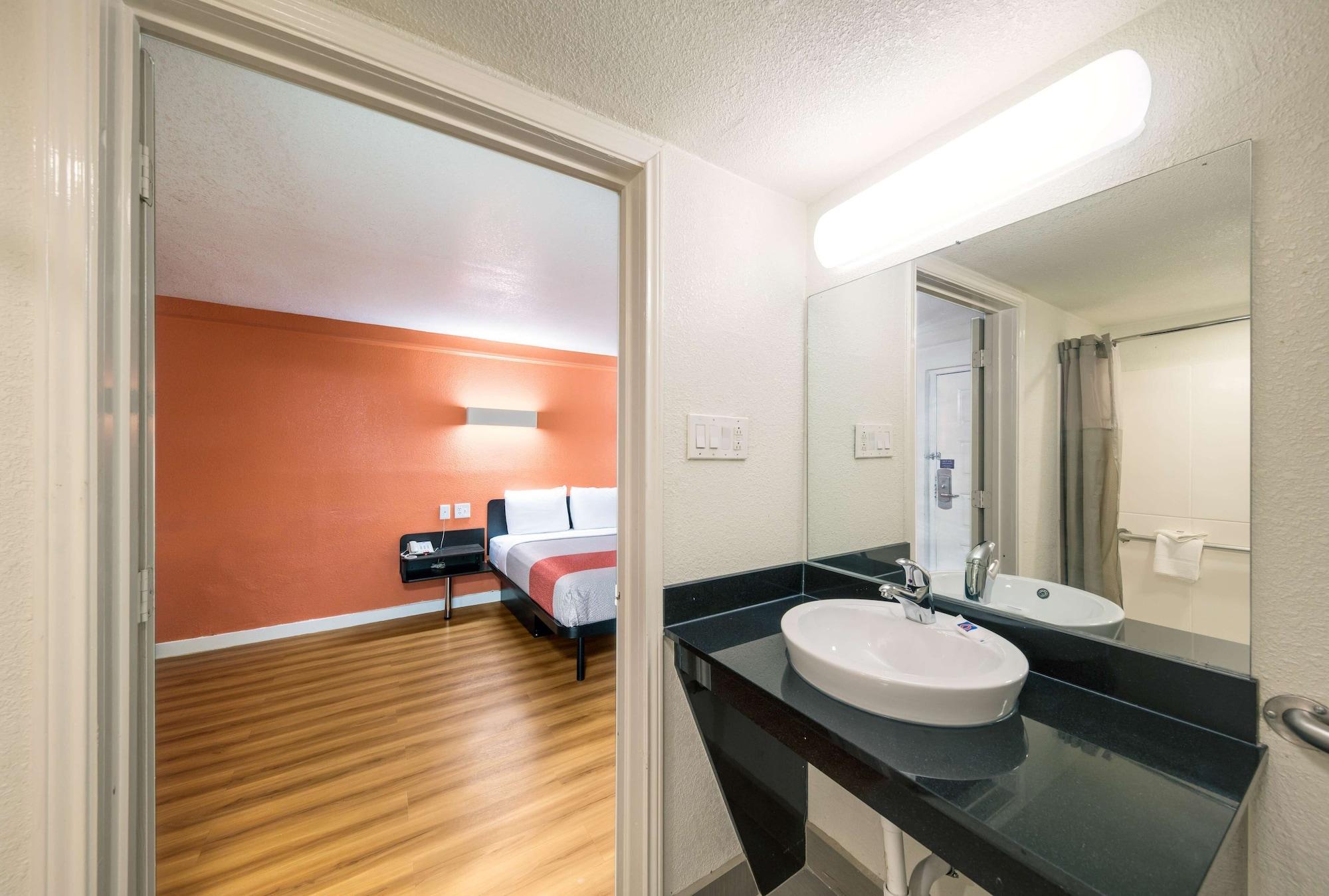 Motel 6-Dallas, Tx - Фармерс-Бранч Экстерьер фото